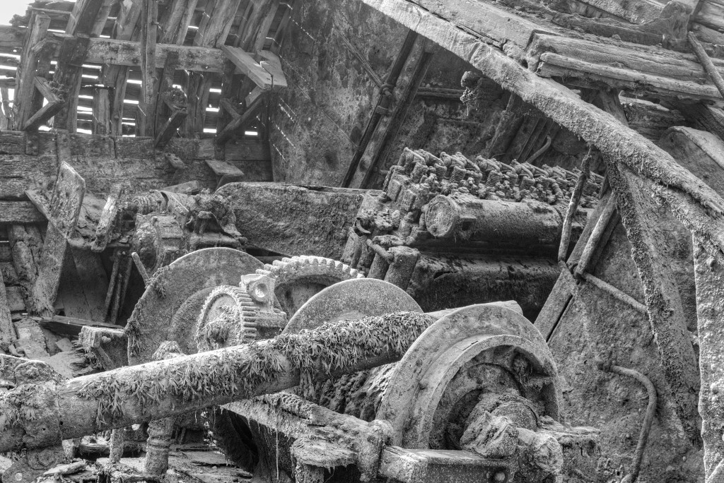 HDR Cimetiere a bateaux B&W scheepskerkhof scheepswrakken scheepswrak urbex quelmer rance bretagne frankrijk kerkhof schip schepen boot boten graffiti strand zwart wit foto
